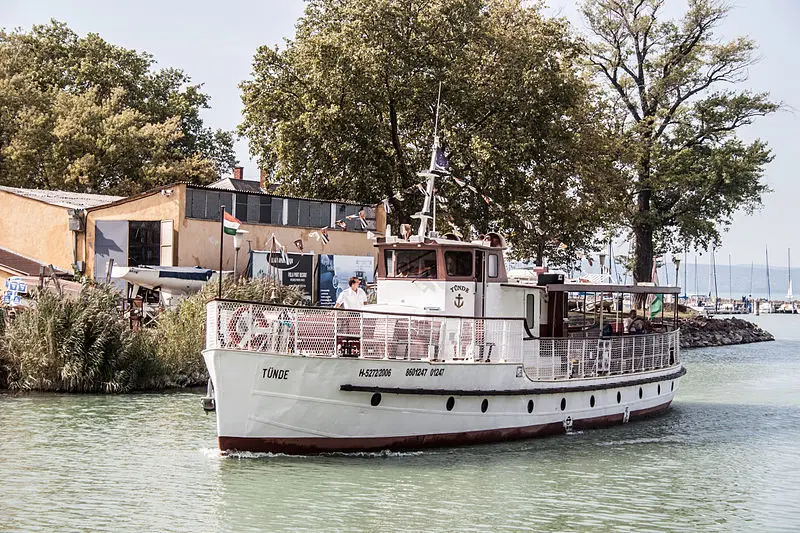 Solé Diesel SDZ-165 engine installed in the classic boat Tünde 1927 — изображение 2