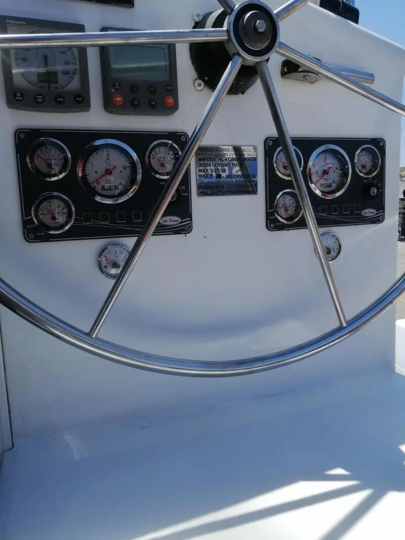 Installation of two MINI-55 engines on a recreational catamaran — изображение 3